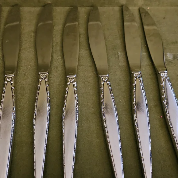 43 Piece Oneida Venitian Silverware Will Ship W/O Box Box Is Roughed Up